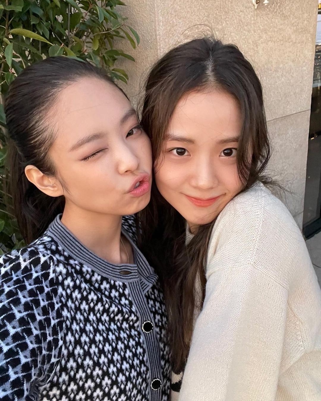 被粉絲譽為「4½次元少女」的 Jisoo,就算素顏的狀態亦相當亮麗,不但一直是韓國演藝圈中不少男明星的理想型,更是連女生都會心動的外型!