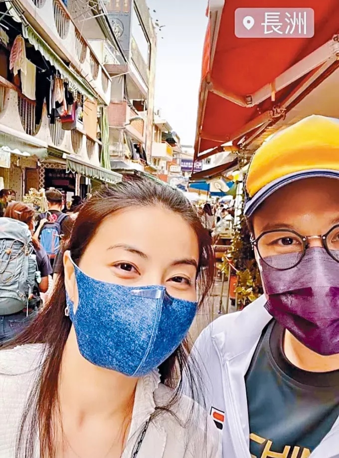 霍啟剛郭晶晶還大曬甜蜜放閃照,拍下他們在街頭掃街篤魚蛋的合照