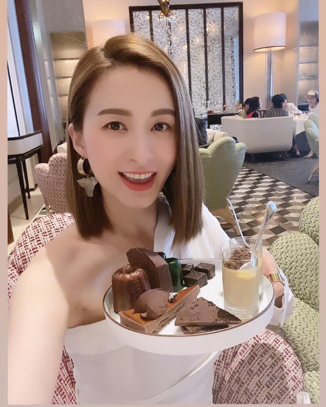 沈卓盈離巢無綫不久後就宣佈婚訊,並少有再現身幕前。