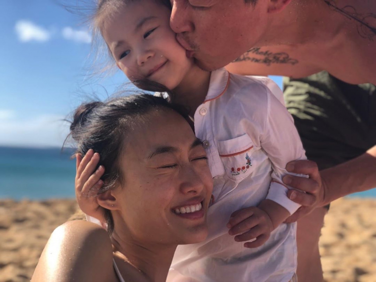 陳冠希在水清沙幼的海灘和日落美景前拍照，過著奢華悠閒的生活