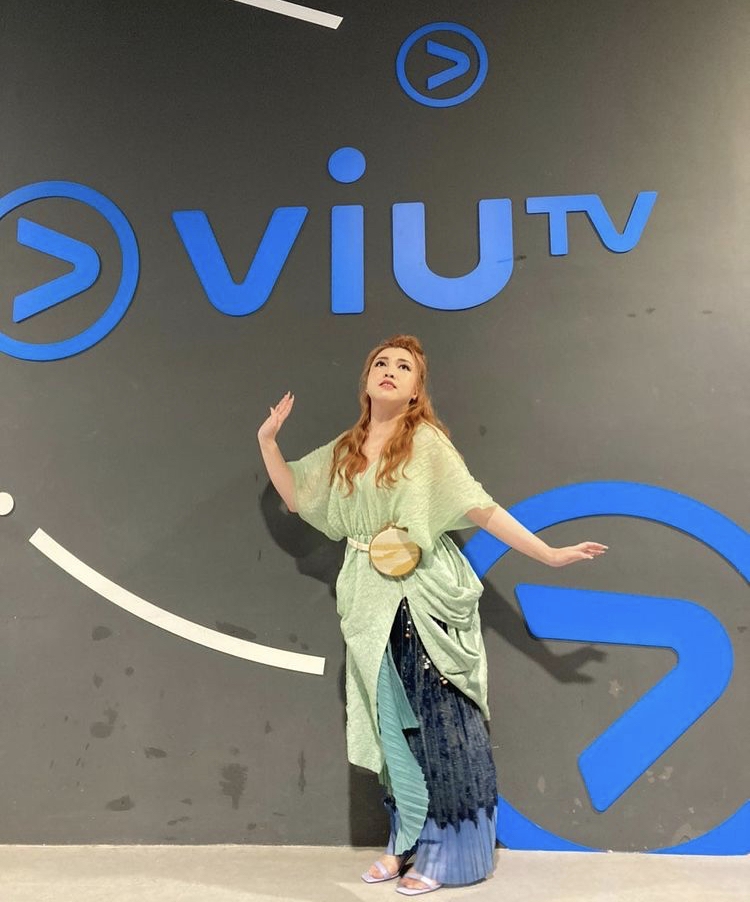 Serrini隨後更Cap圖放上IG story與粉絲分享，表示：「幫補吓梁小姐做音樂」