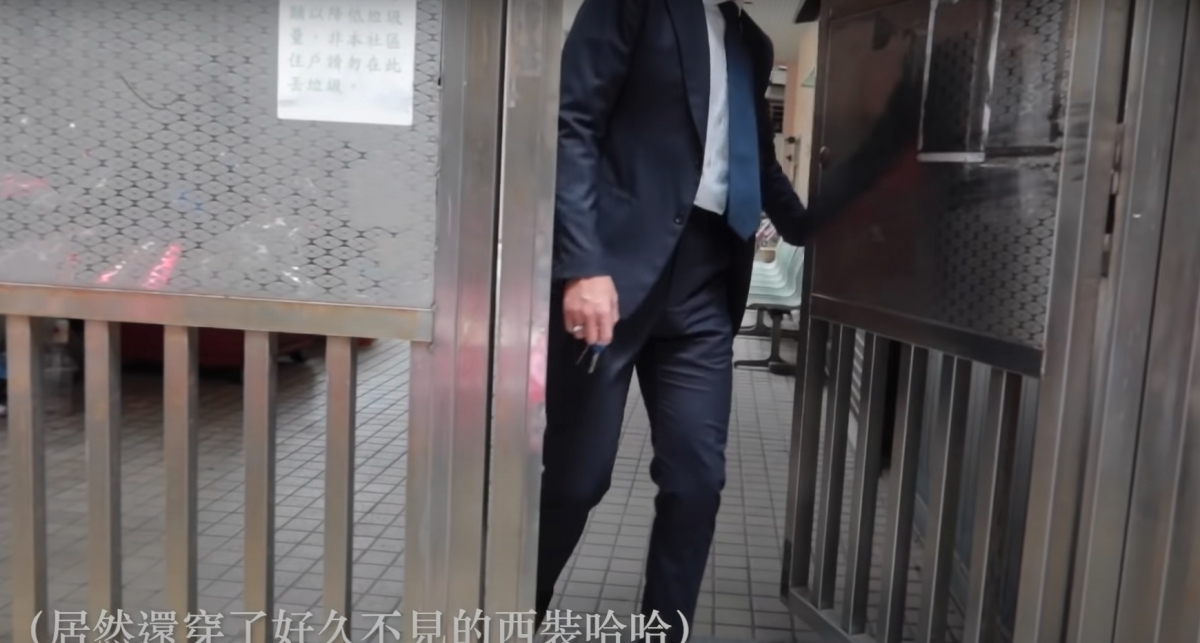 頑皮文乘著男友叫的Uber「專車」前往目的地,一打開閘門就看見男友身穿西裝迎接貌似十分隆重