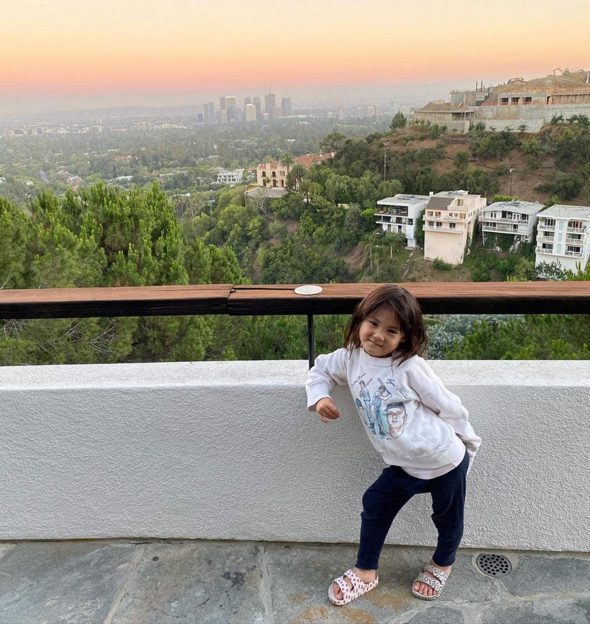 Edison 一家三口更會到豪宅裏的私人泳池享受天倫之樂，坐在巨型水泡裏嬉水