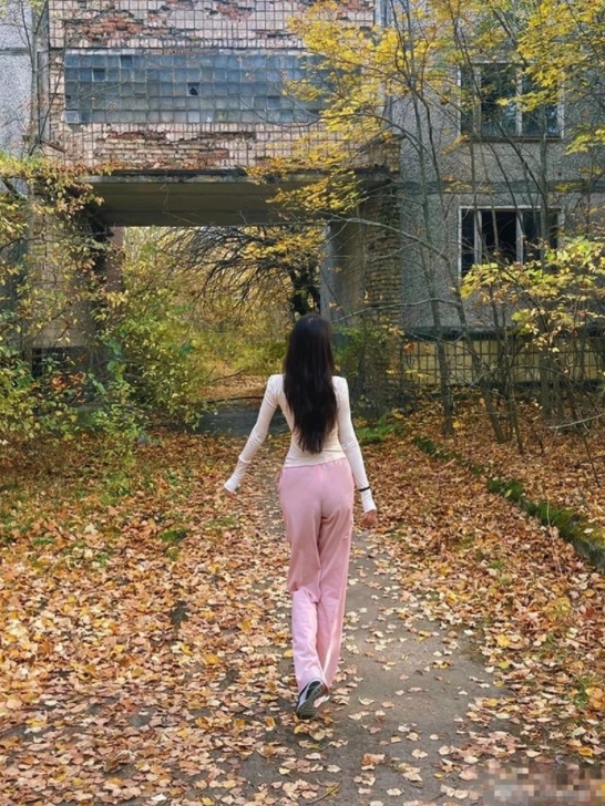 有網民認為她在沒有任何防護措施下在到處走的行為相當危險，揶揄她是為了打卡賺流量的「核媛」