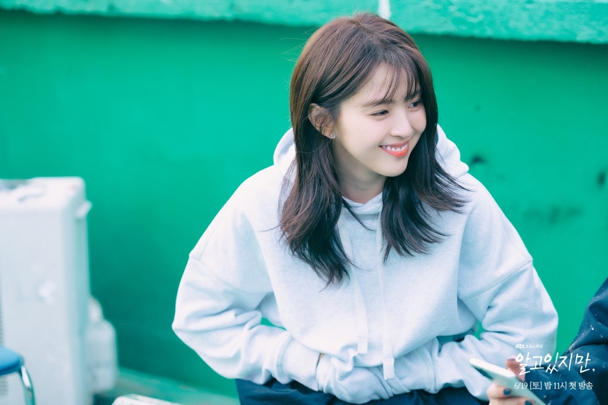 樓主形容該名女性朋友本身並非靚女，自拍不多，標準港女身材