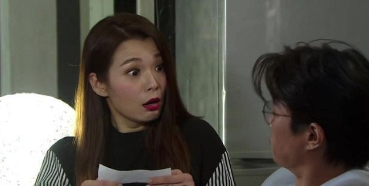 女事主在地墊底下發現了一張紙條,上面竟寫著自己的名字與生辰八字,才驚覺自己被下了降頭!