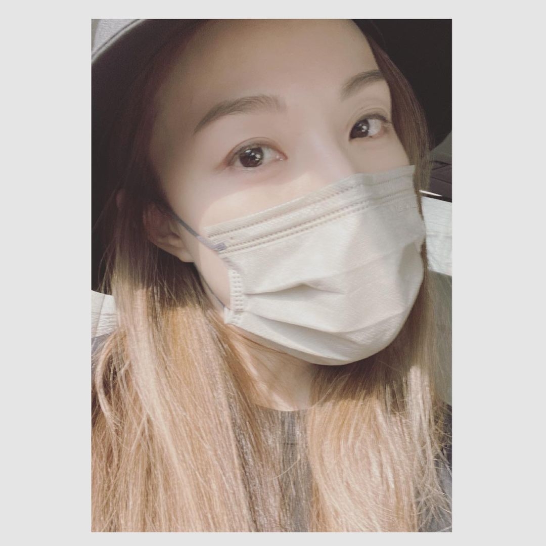 原來 Stephy 更曾經因為一張照片而被指與容祖兒撞樣, 就連 Stephy 本人都覺得照片愈望愈似容祖兒, 大家又覺得似唔似呢?