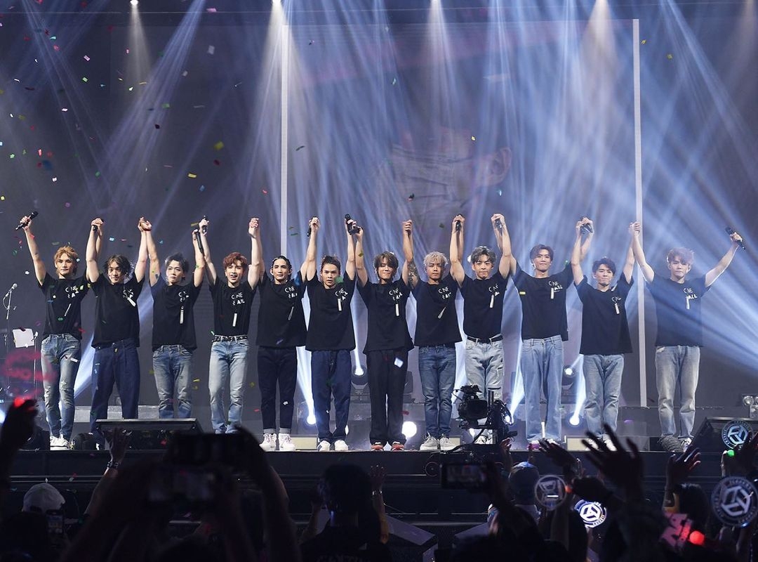 不過網民就認為樂壇百花齊放才是大家最樂於見到的事,雖然 Mirror 表現或未及完美,但他們這兩年多的進步大家都看在眼內,更感謝 Mirror 為香港娛樂圈帶來新一番景象。