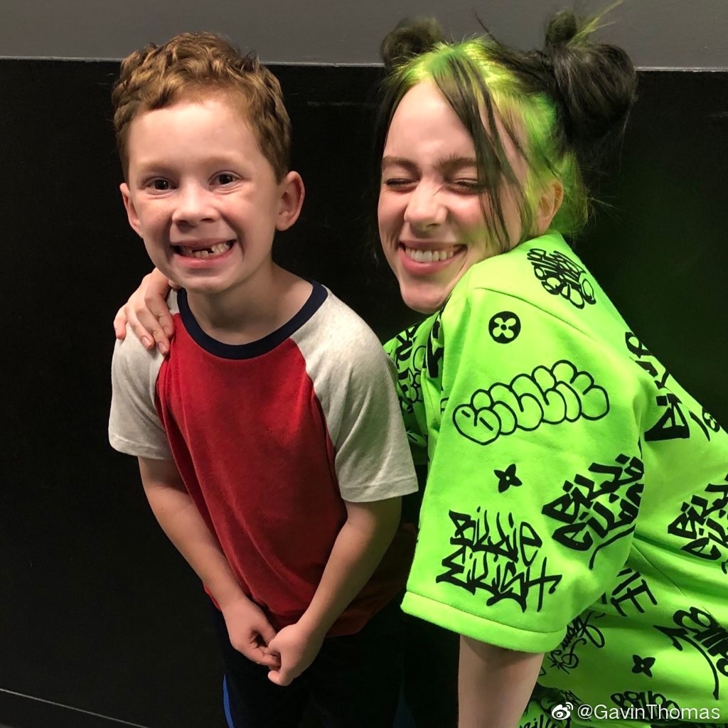 不少知名藝人如黃曉明、Billie Eilish等亦紛紛爭相與Gavin合照,人氣爆燈!