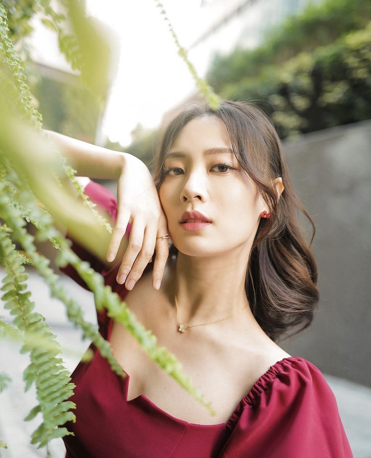 有傳朱晨麗為了慳錢曾跟同學合租100呎的劏房單位,更試過捱麵包醫肚~