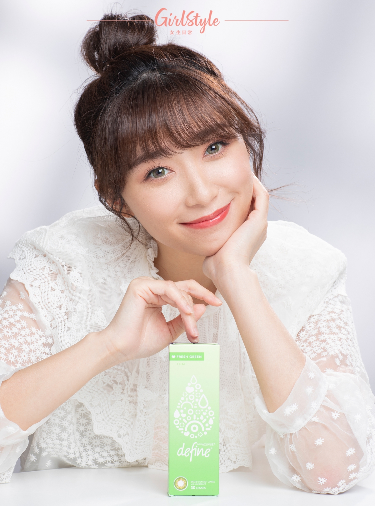 以低調的奶茶色眼妝配搭森系綠就不會太Over了。