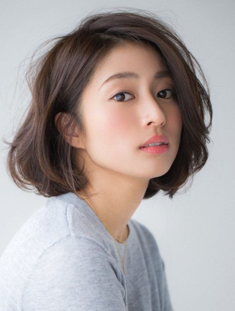 這款以旁分瀏海配上微捲的短髮予人感覺幹練又不失女人味