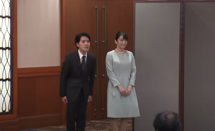 在記者會上二人不斷為婚事道歉,小室圭也開口直白示愛:「我愛真子」