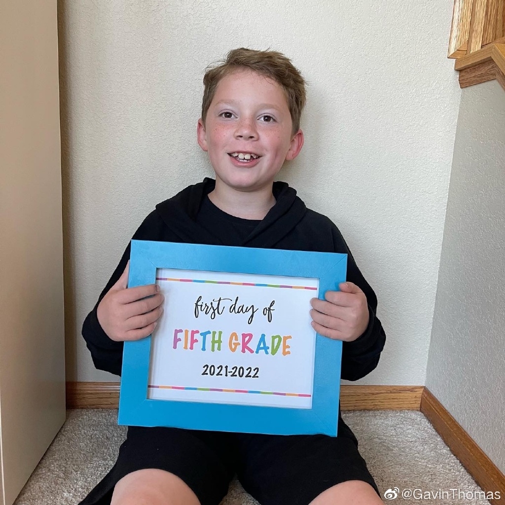 大家或許每天都能在 Telegram、Whatsapp 中見到「假笑男孩」Gavin,不過大家也許不知道,原來眨眼間 Gavin 今年已經 11 歲了!