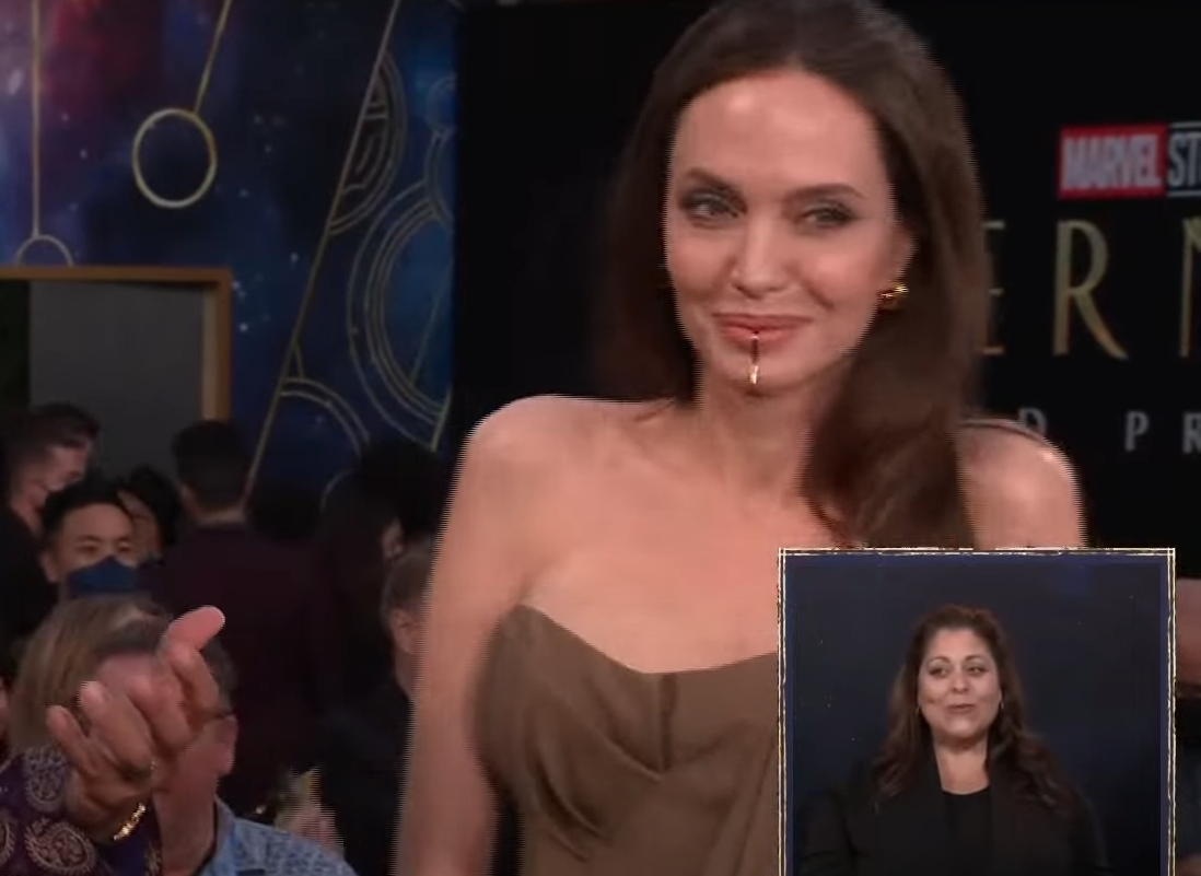 Angelina Jolie 當天的造型被熱議,她穿著一身香檳色的晚禮服