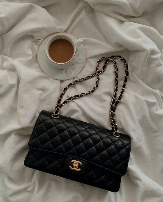 Chanel 出品的手袋一向長居於不少女士心目中的夢想 wishlist!不過縱然 Chanel 受到全球疫情重創影響,近年來更經歷加價幅度足足上升 35%的價格調整,手袋卻依然有價有市,搶手的配色及款式依然一袋難求!