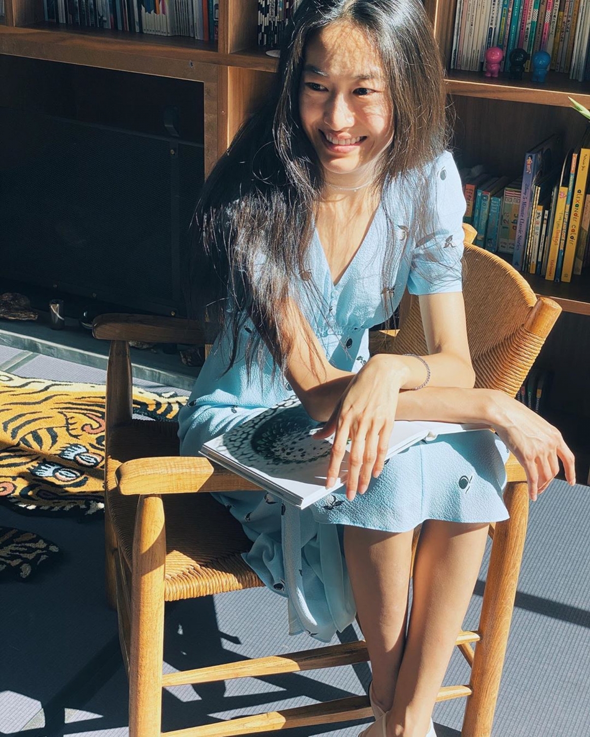 陳冠希豪宅有大投影機和花草，還有 Alaia 的玩具