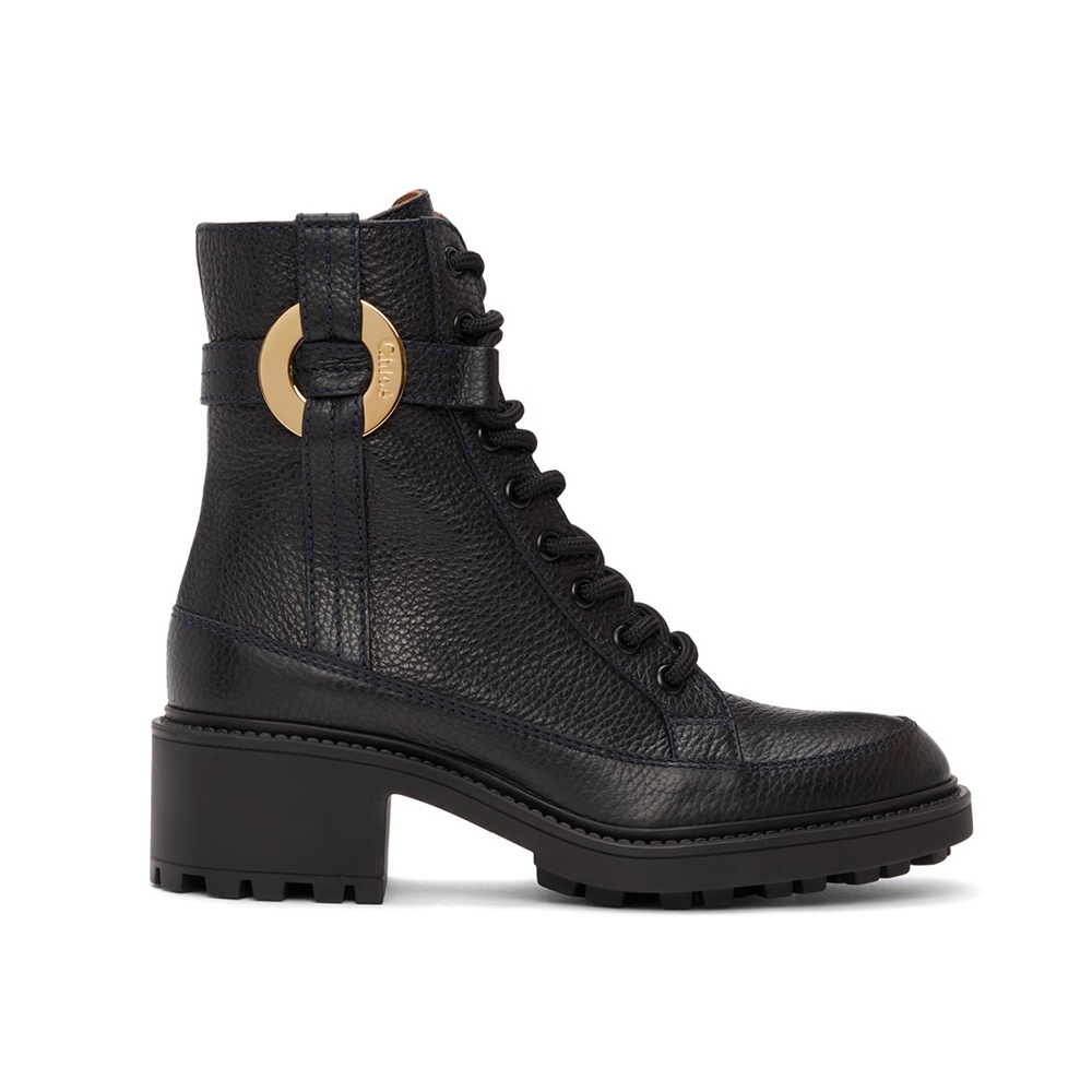 外側置有一個金色 O 形環配件,上面刻上 CHLOÉ 的徽標