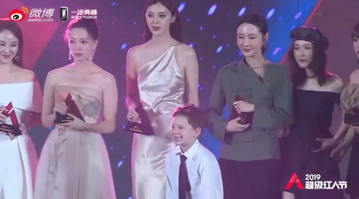 曾經有不少網民分享過 Gavin 出席公開活動的後台照片,照片中只見 Gavin 顯得一臉疲倦、面容憔悴的模樣,令粉絲們相當心疼!