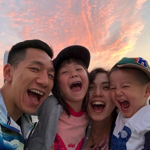 柳俊江與雷康怡結婚十年,育有一對可愛子女,本來一直是不少人眼中的神仙眷侶!在大學時期已經邂逅的他們,原來是因為柳俊江對女方一見鐘情而開展緣份。