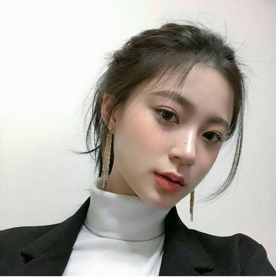 整容微調愈見普遍,但怕痛又想樣子精緻點打卡拍照不用P圖執相,打陰影就是重點!香港人的南方血統鼻樑較扁較低,鼻影更要細緻才可改善扁鼻短鼻,即掌握鼻影技巧化出偽整容妝
