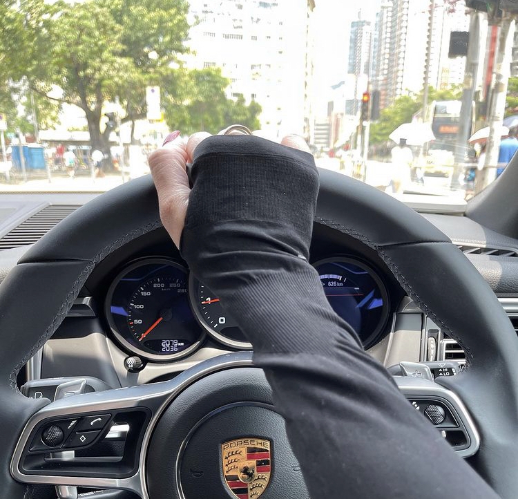 陸詩韻的生活更愈見富貴,不但揸波子跑車代步,又曬出一屋名牌手袋