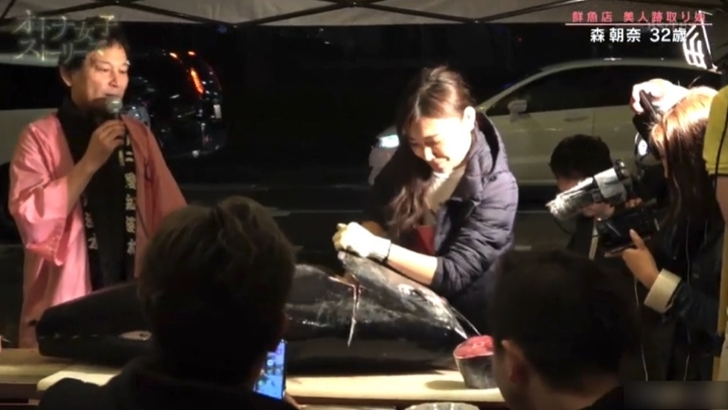 森朝奈已經是位可以親手劏開巨型吞拿魚的熟手員工