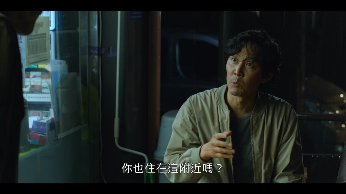 001伯伯解釋:「我有認識的人住附近,我現在沒地方去,所以暫時借住他那,看來我們很有緣!」