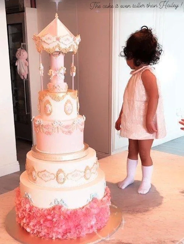 吳佩慈的蛋糕比她的女兒都還要高呢