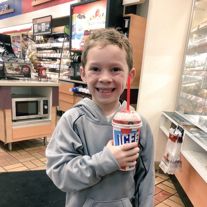 不少網民看完照片都紛紛表示心痛 Gavin,更表示即使孩子天生有表演慾亦不應把他視為賺錢工具:「這個年紀不該承受這些」,更有網民發現 Gavin 愈笑愈僵,表情已變得太工具化!