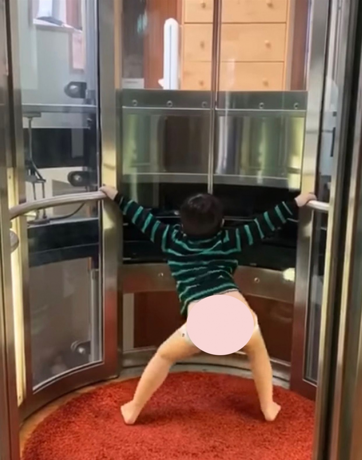 之前張韋怡曾上載兒子扭 pat pat 的片段,令私家?曝光