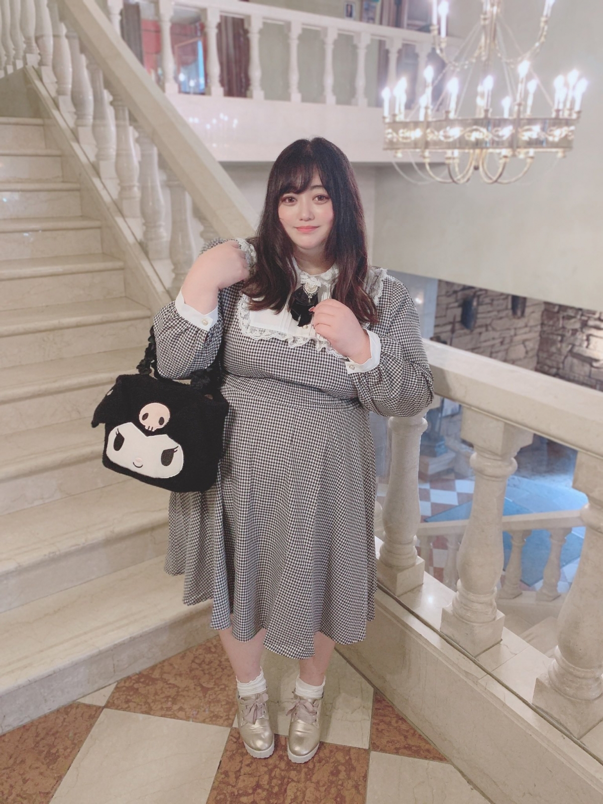 Emix 時常穿著少女的裙子,性感可愛兼備大方曬身材
