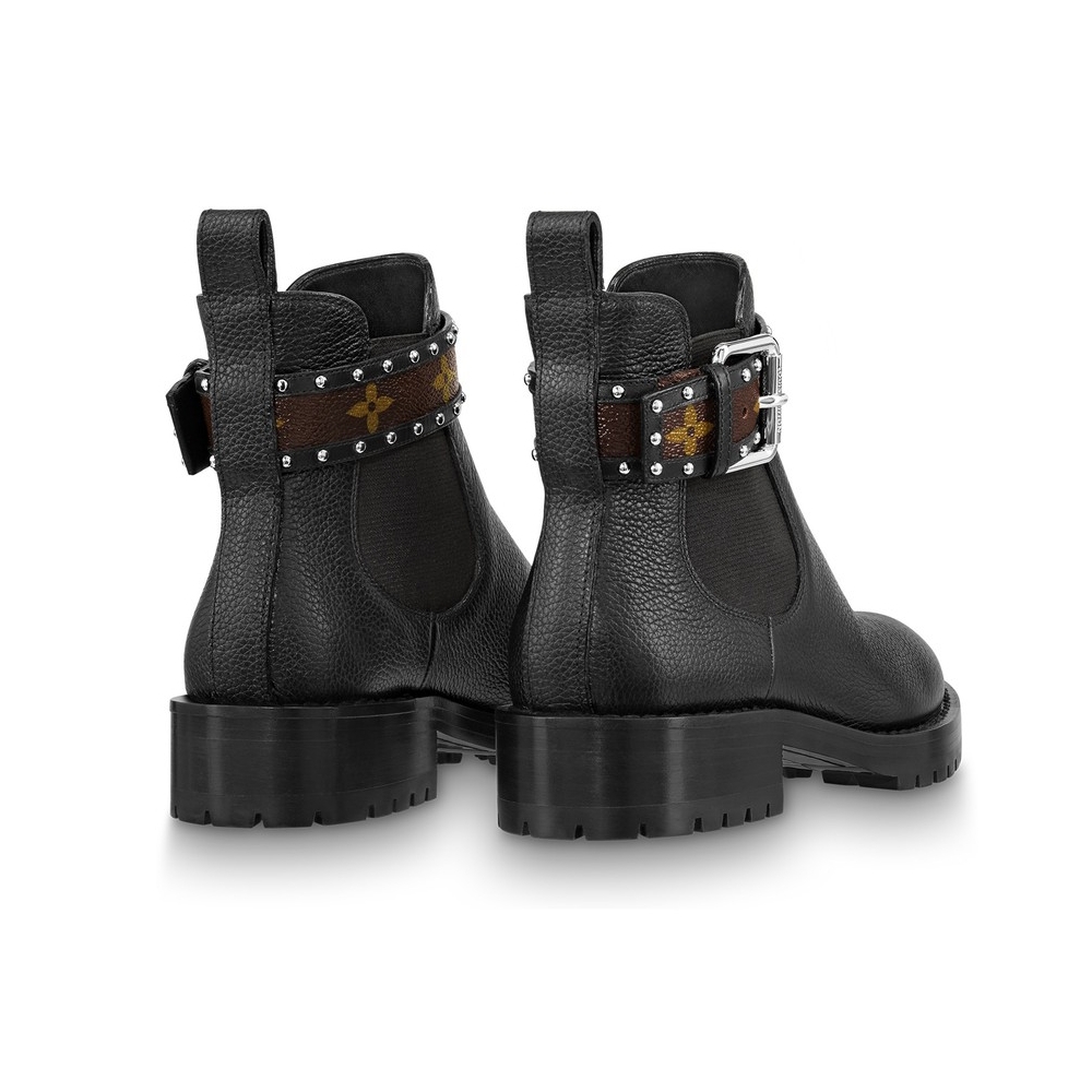 搭配 LV 標誌性 Monogram 帆布皮帶,在周邊飾以小巧的銀色鉚釘