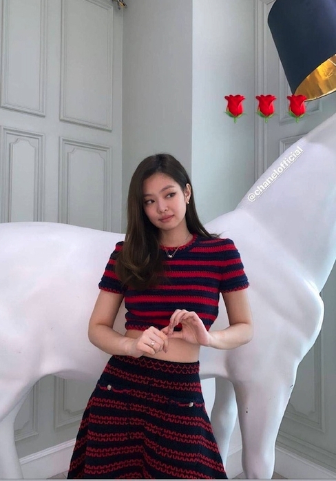 Jennie 穿過同一款的紅色間紋套裝,這套衣服的亮點就是中間露出的小蠻腰