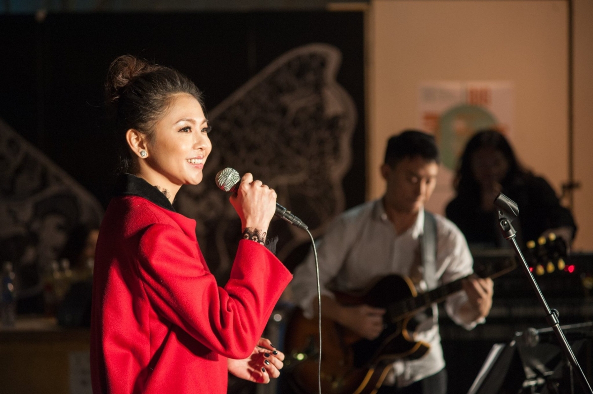 自資20萬出個人單曲,偕阿正一同音樂創作,推出愛歌《It's You》