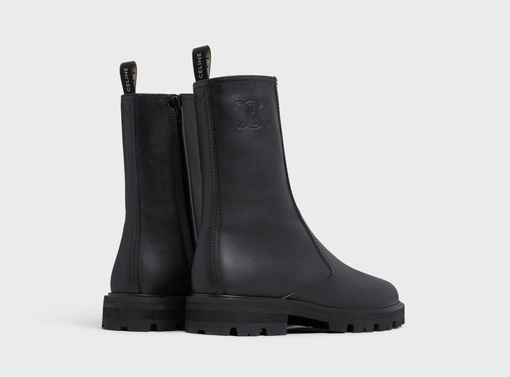 在靴子的側邊印有 CELINE 品牌經典 LOGO,同樣以黑色低調展現