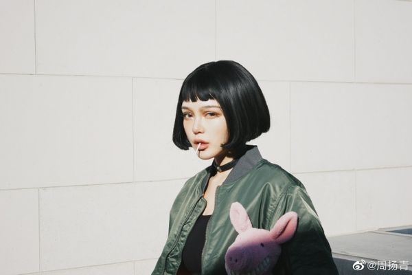周揚青近日突然大轉風格,以深黑短髮和眉上瀏海示人