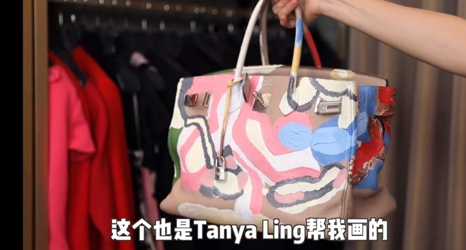 余晚晚找來藝術家重新在她的 Hermès 手袋上畫了不同的藝術創作