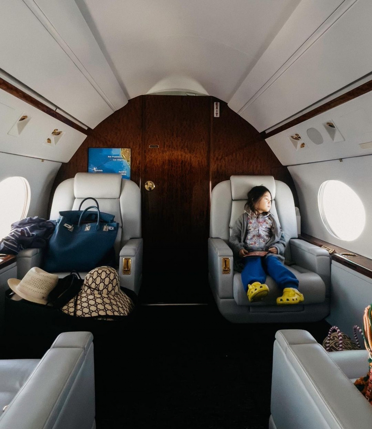 Edison 除了愛揸名車外，近期還擁有一架私人飛機