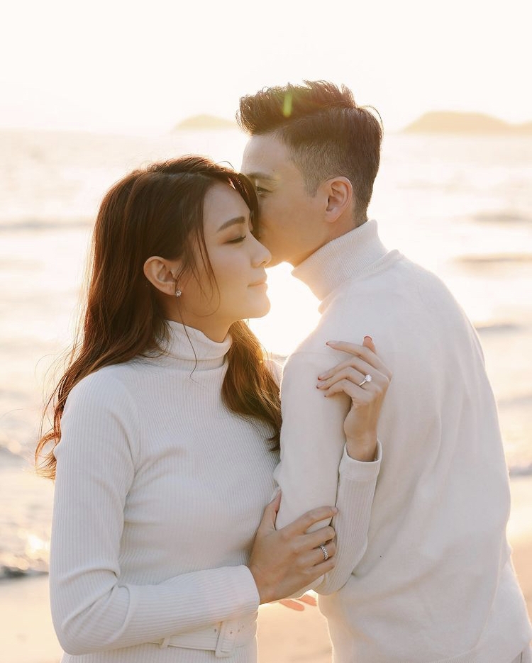 帶上超大鑽戒的Eunice與未婚夫甜蜜對望,相當恩愛!