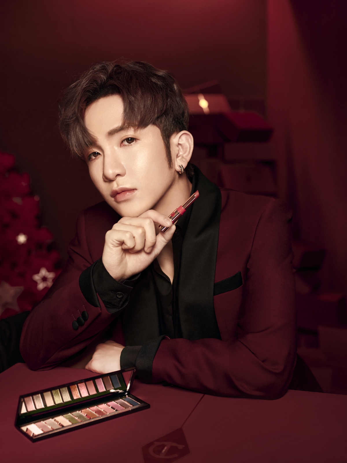 讓教主時刻容光煥發的小秘密,就是他最愛的 Charlotte Tilbury 星級妝物~