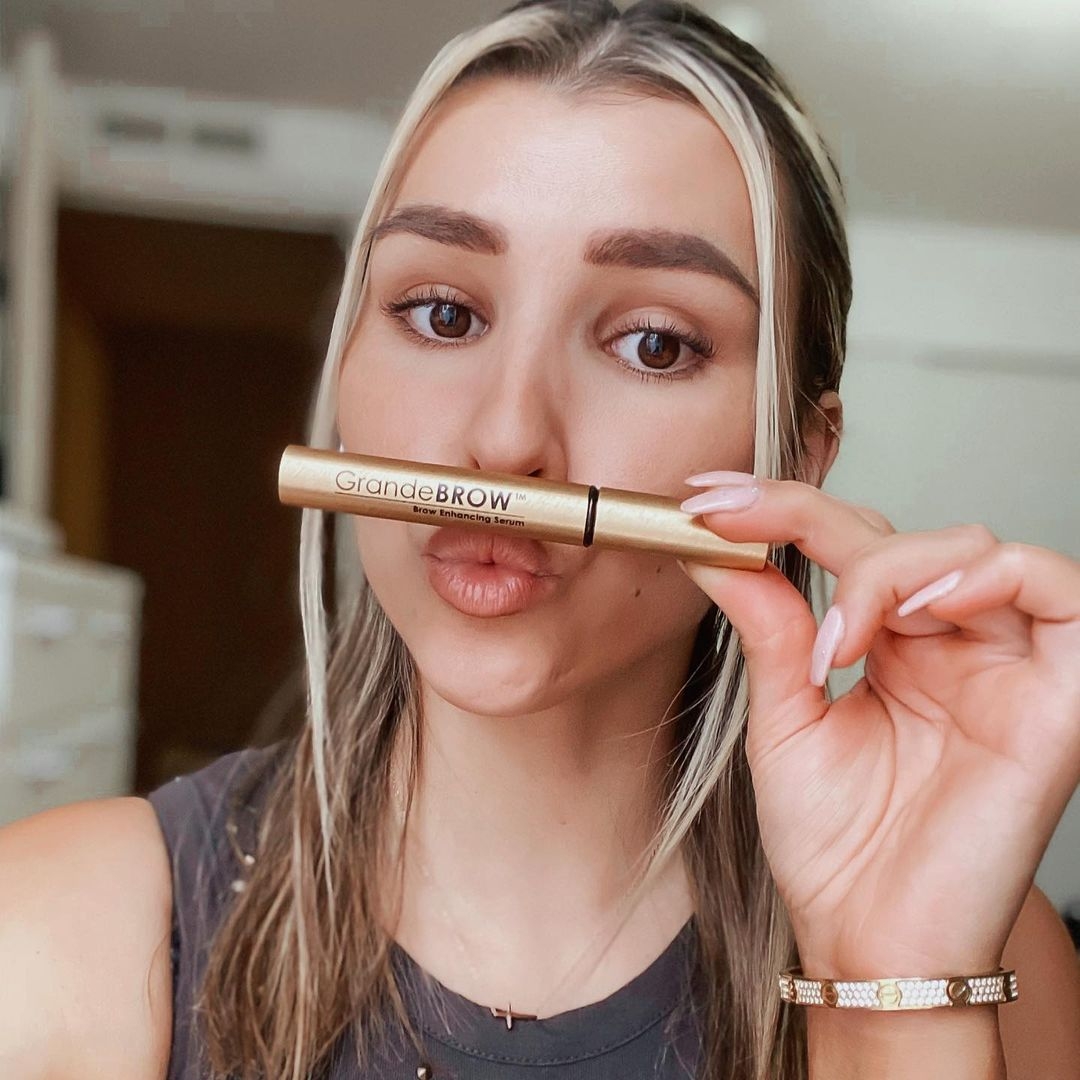 Melina 的分享意外地獲得不少網民的共鳴,該影片亦已獲得 67萬次觀看次數!Melina 更紛紛釣出不少受到同樣困擾的苦主,不少人亦指自己在飄眉後眉毛變成橙紅色、甚至變成灰色,令不少正打算飄眉的女士都紛紛打消念頭!