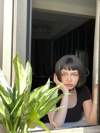 周揚青化上超重鼻影和深邃眼妝的,與電影角色十分相似