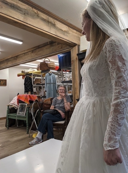 Allie指祖母的婚紗不用作任何改動已經非常合身