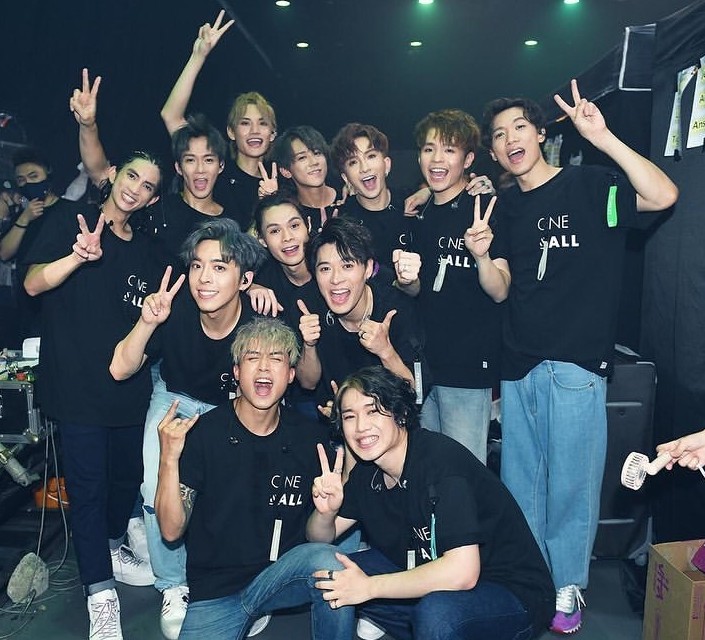 該網民更表示,根據行內的朋友引述,雖然 Mirror 早前舉辦的演唱會相當成功,不過由於12子的工作檔期相當難夾,分批練習的梳化服裝、舞者、練舞室等支出成本實在太大,更遑論要將收入分成12份。