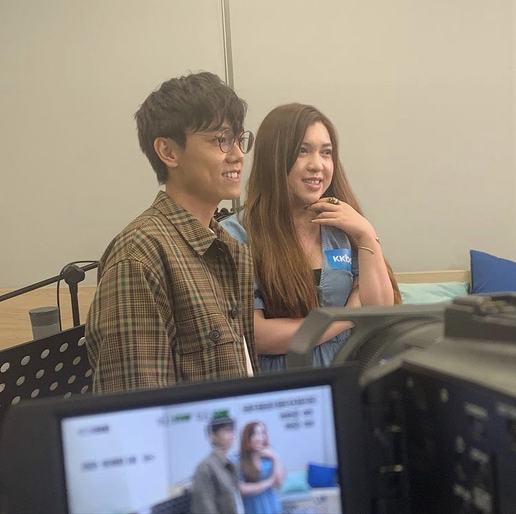 同樣為獨立唱作歌手的Serrini和林家謙向來在鏡頭前是歡喜冤家