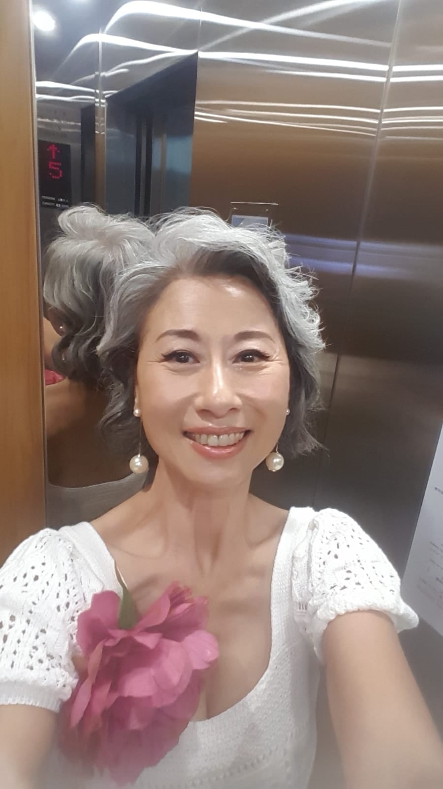 葉倩文最近踏入60歲,她大方「認老」曬一頭亮麗白髮,更趁生日向丈夫林子祥甜蜜表白
