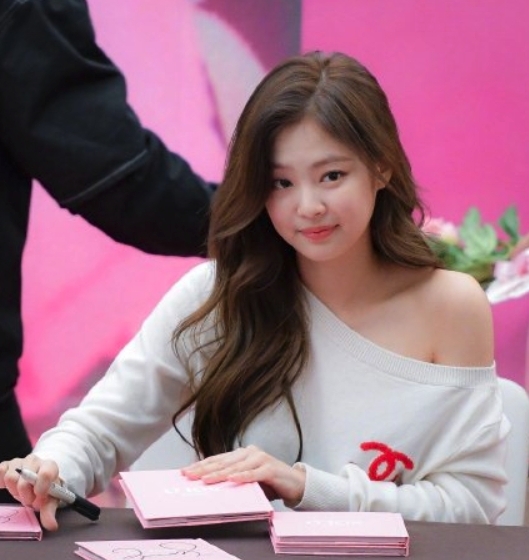 Jennie 在粉絲活動中,也曾經穿過這件悠閒又帶點性感的上衣。