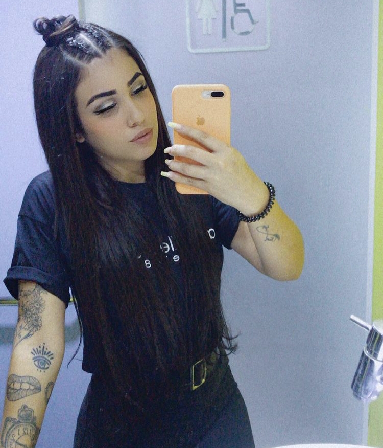 剛開始感到酸痛時她並沒有為意,對她影響亦不大,只以為是美甲後的正常反應~