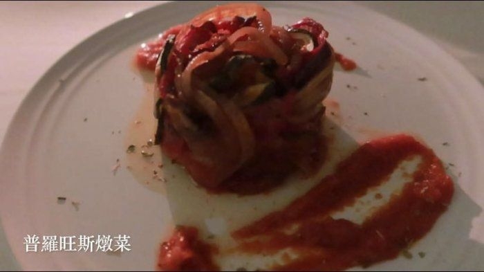 女友十分驚奇尖叫了一聲,仿似真的去了環境浪漫的西餐廳一樣